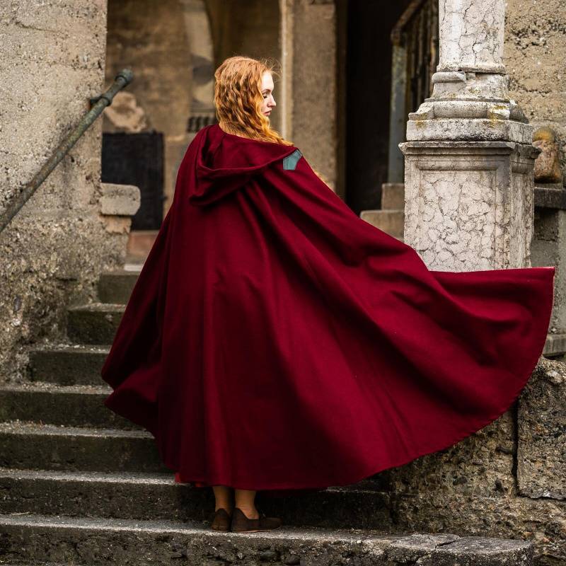 Wool cape with wolf buckle "Tjark"